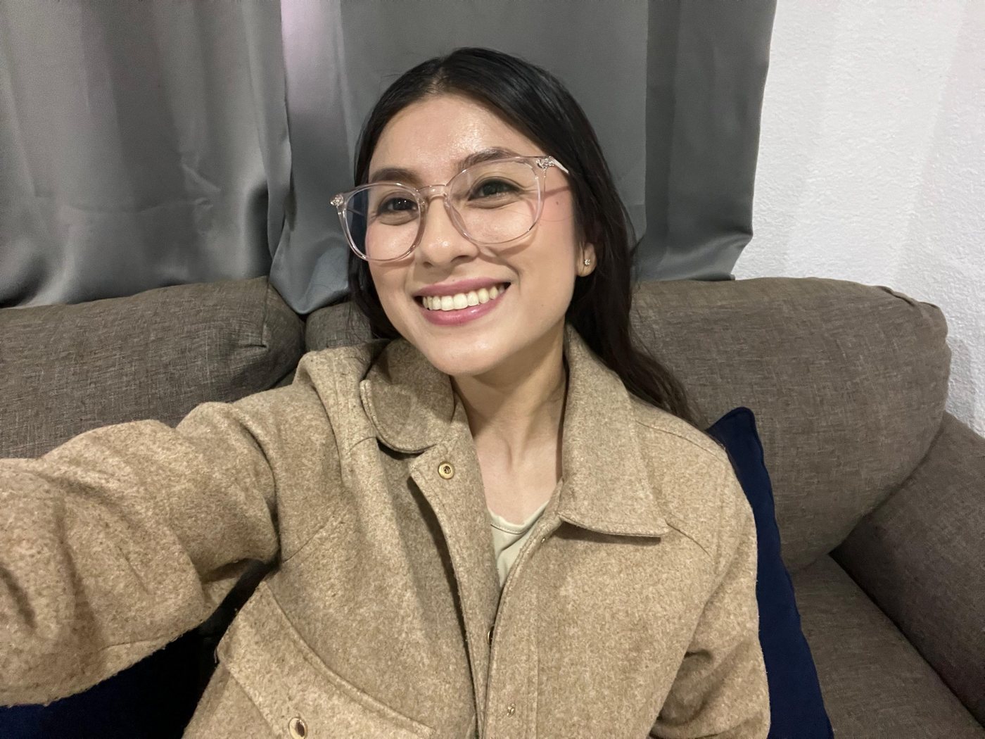 Ale, psicóloga clínica, sonriendo con lentes